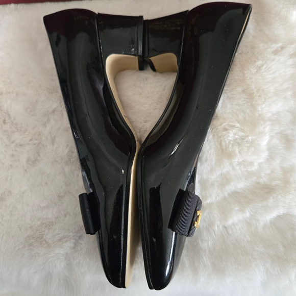 Women's Vintage Etienne Aigner Black Patent Leather Heels 7.5 Gold Bows - Picture 4 of 9